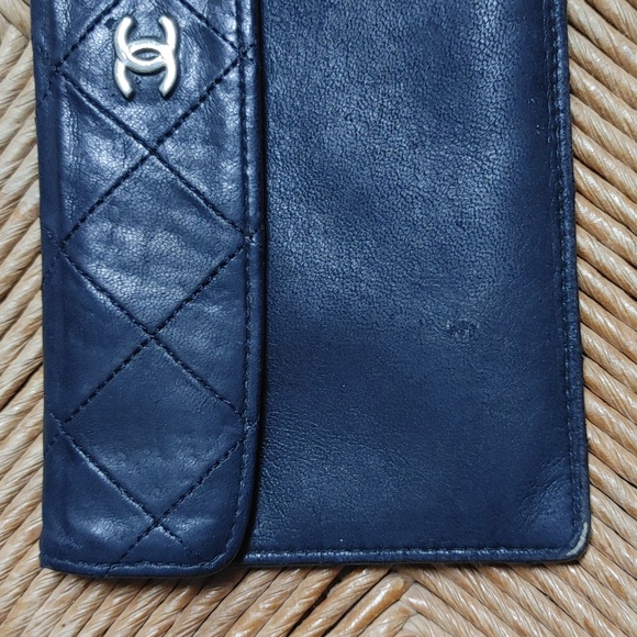 Vintage CHANEL Navy Quilted Leather Wallet - Picture 4 of 17